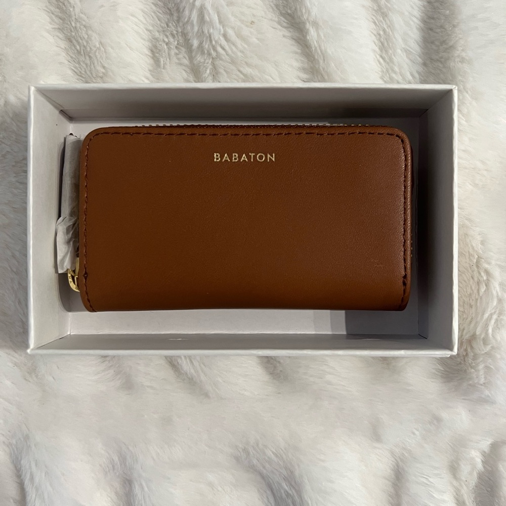*EXCLUSIVE* Aritzia Babaton Wallet